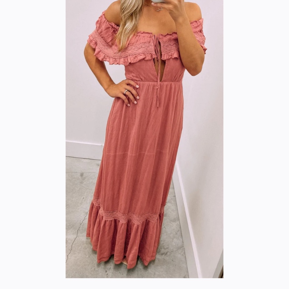 Never worn Maxi dress perfect for summer or fall!